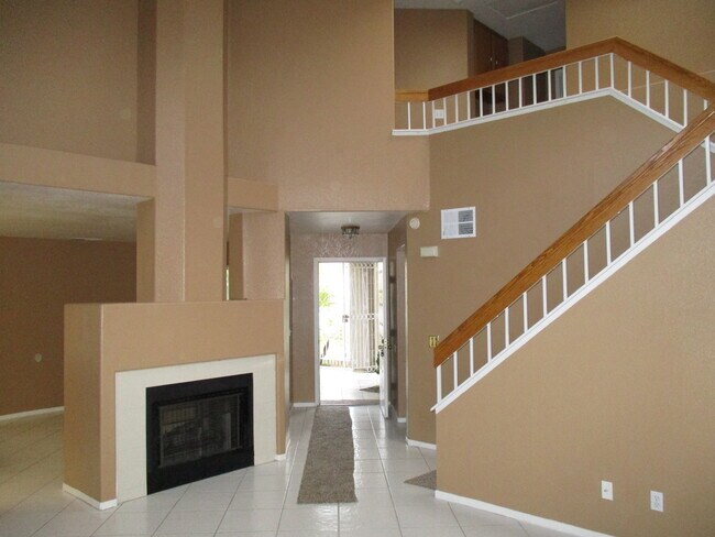 Foto del edificio - Beautiful Oasis-High Ceiling- Tile and Car...