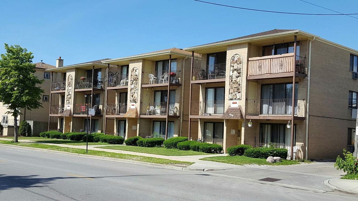 Foto principal - 3932-3936 N Narragansett Ave