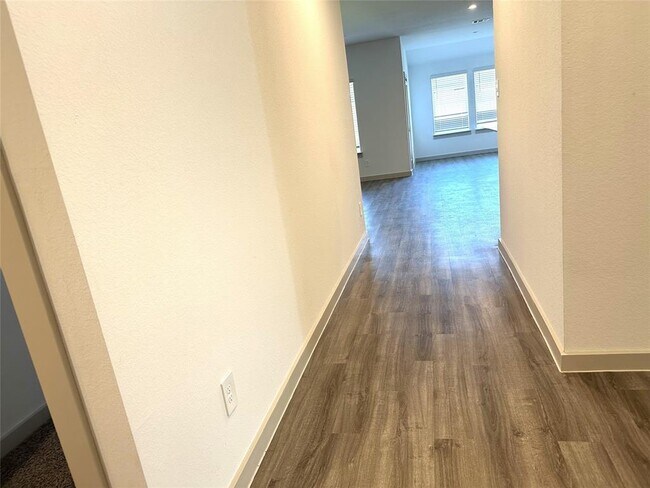 Foto del edificio - 7930 Elm Birch Ln