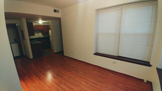 Building Photo - 1 bedroom in Chicago IL 60640