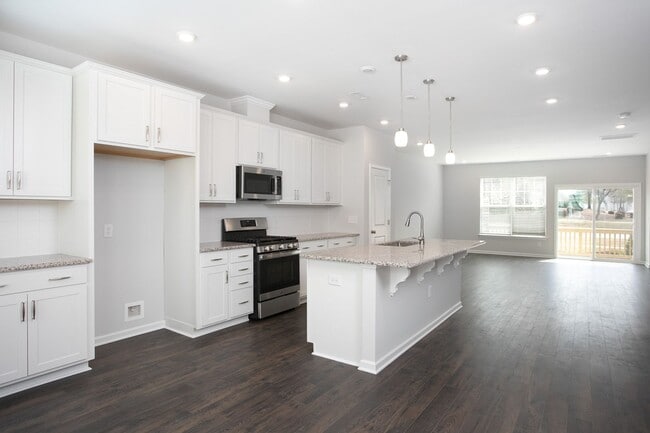 Building Photo - Gorgeous Townhome With Loads of Amenities ...