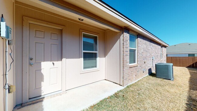 Foto del edificio - 2 WEEKS FREE!!!!  NOW ONLY $1395 NO CARPET DUPLEX IN HARKER HEIGHTS!!!!