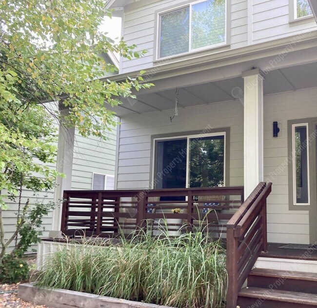 Foto del edificio - *Unfurnished* Beautifully updated 3 BR on ...