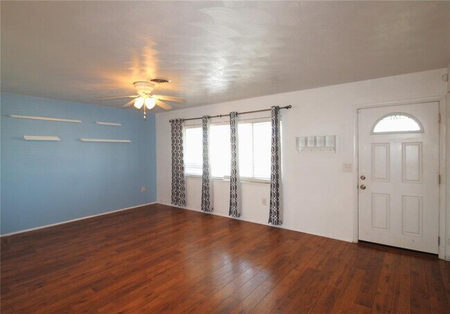 Building Photo - 552 Sheridan Dr