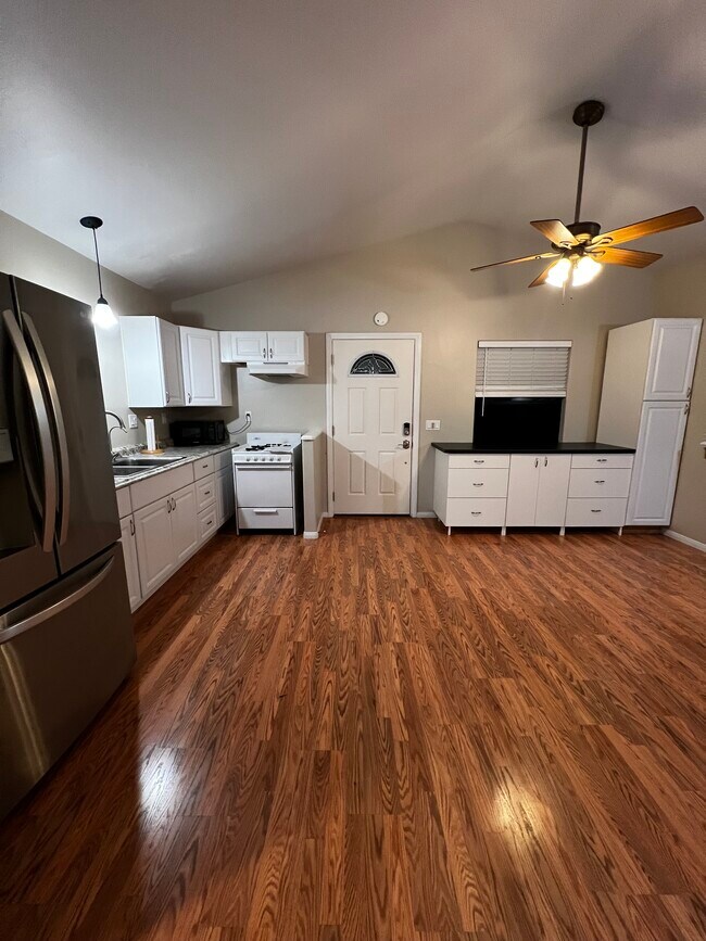 Kitchen/ dinning room combo - 4209 Dakota Dr