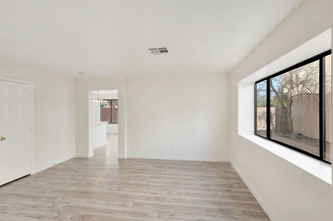 Building Photo - 3 Bed, 2.5 Bath Henderson Beauty
