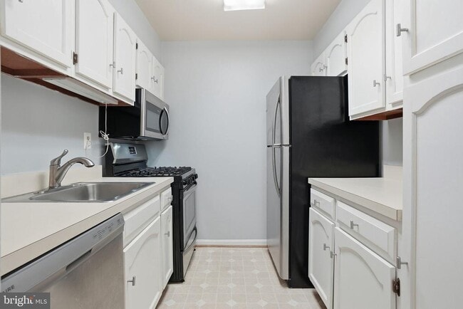 Building Photo - 5902 Cove Landing Rd