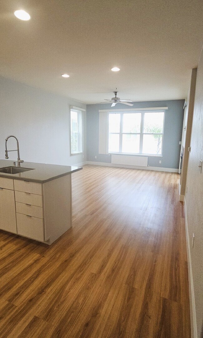 Building Photo - One Bedroom plus bonus room. Luxury Condo ...