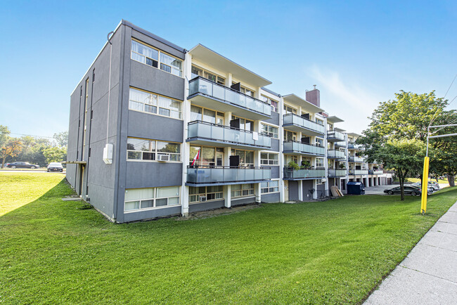 Photo du bâtiment - 4750 Bathurst Street Apartments