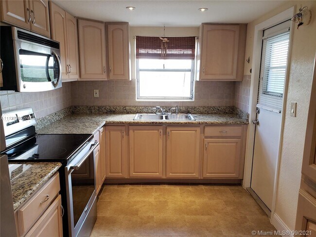 Building Photo - 1850 NE 169th St