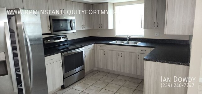 Building Photo - 3608 SW 7th Pl