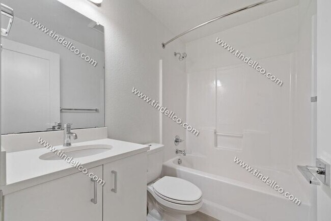 Building Photo - Sleek 3-Level Townhome in Hosford-Abernethy – Pet Friendly with W/S/G Included!