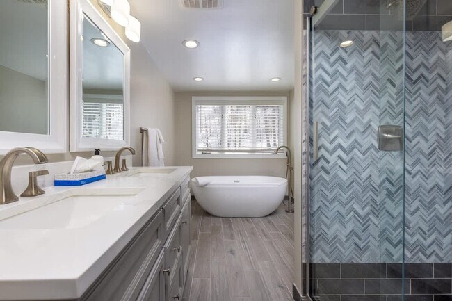 Building Photo - 290 Broken Lance Dr