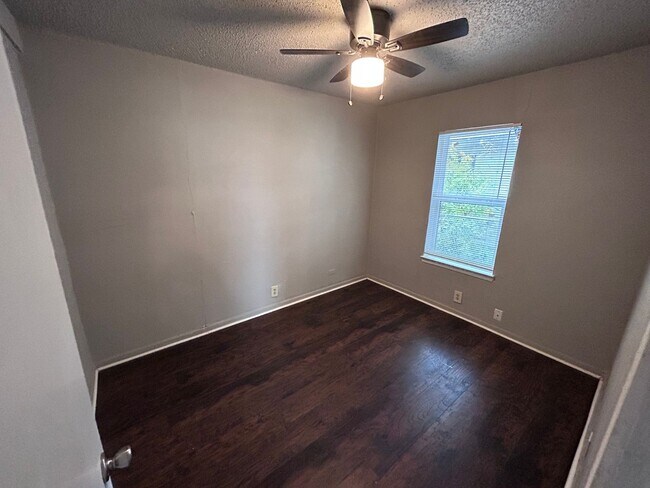 Building Photo - **APPLICATION RECEIVED** 2 Bedroom 1 Bath ...