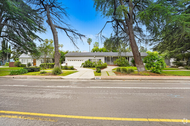 Building Photo - 10915 White Oak Ave