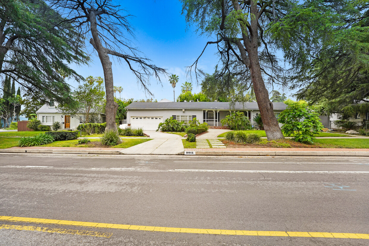 Foto principal - 10915 White Oak Ave