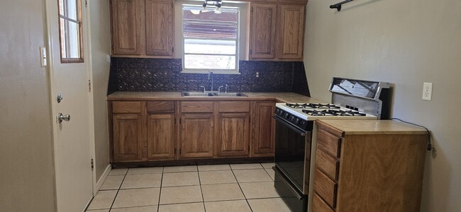 Building Photo - 711 Hillview St