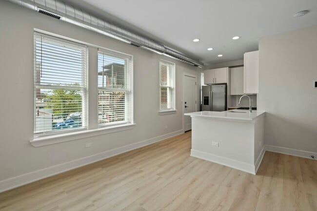 Building Photo - 432 S Maple Ave