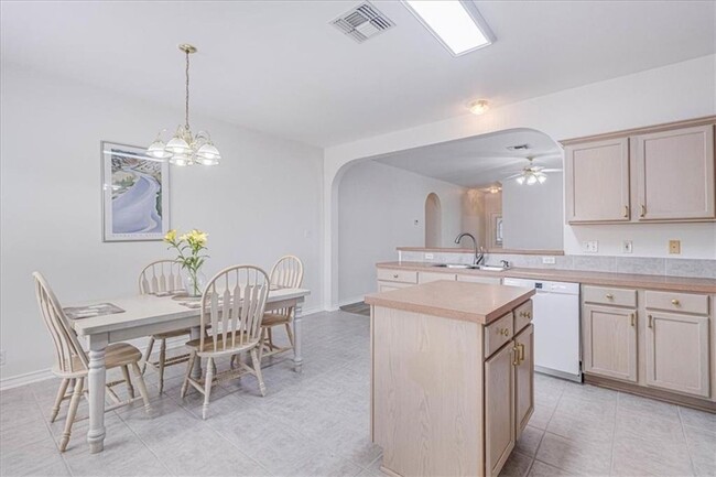 Building Photo - 6530 Bauer Dr