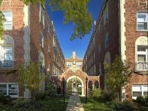 Building Photo - 1544 W Sherwin Ave