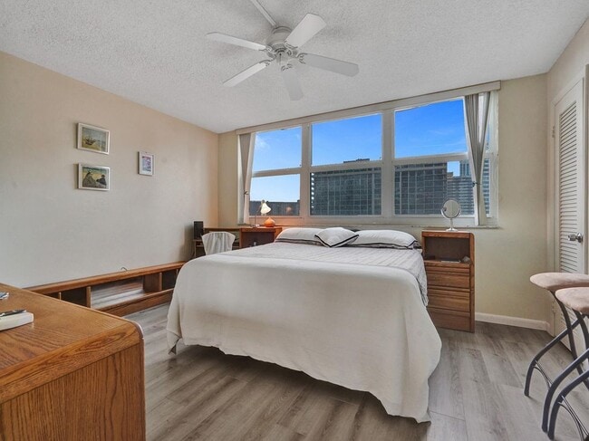 Building Photo - 3113 S Ocean Dr