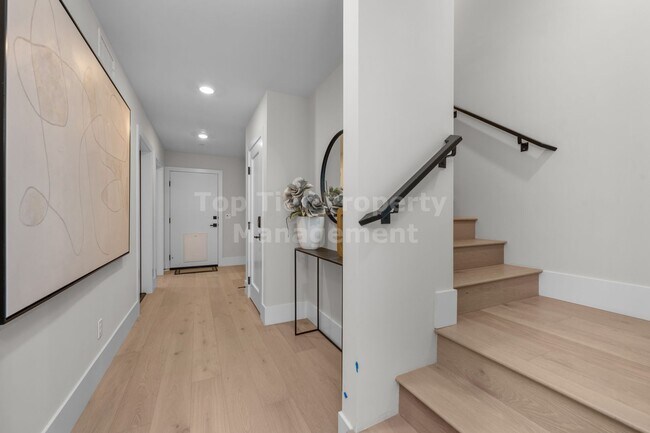 Building Photo - BRAND-NEW, FULLY-FURNISHED Luxury 3 bd / 3...