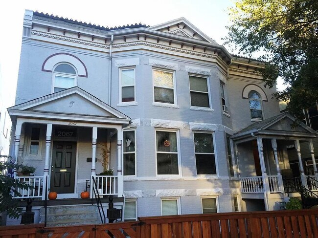 Foto del edificio - 2067 N Downing St