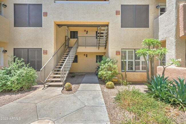 Building Photo - 9990 N Scottsdale Rd