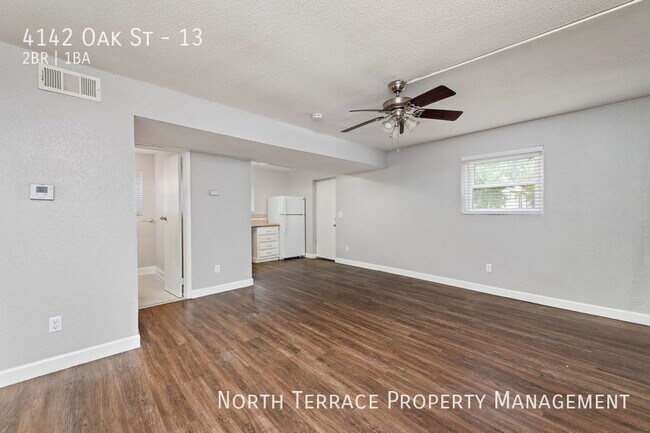 Foto del edificio - Spacious 2 Bedroom with Balcony 1 Block fr...