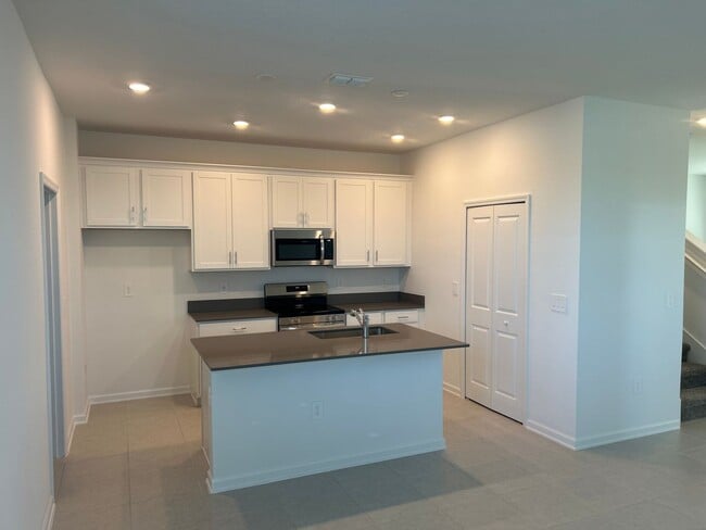Building Photo - Spacious Corner Unit 3BR/2.5BA Townhome in Kissimmee!