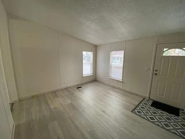 Foto del edificio - Charming 3 Bedroom Home in Quiet, Tree Lined Neighborhood