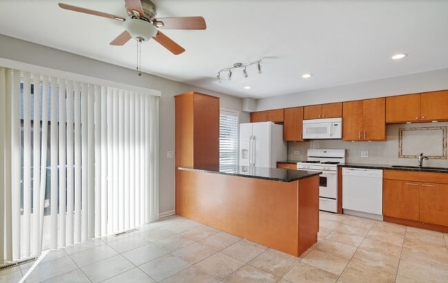 Cocina y comedor - 901 Waukegan Rd