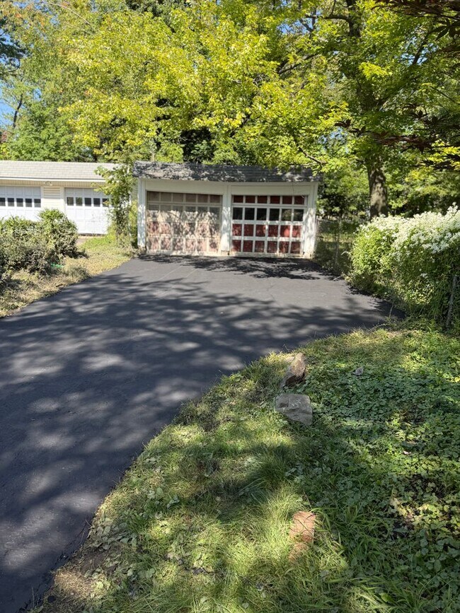 Foto del edificio - Bright modern home with large back yard!