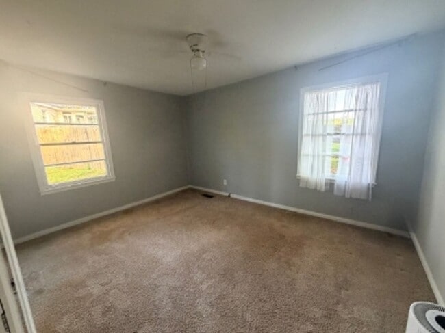 Foto del edificio - 400 Woodvale Ln