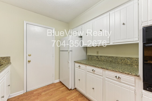 Building Photo - 4735 Hedgemore Dr