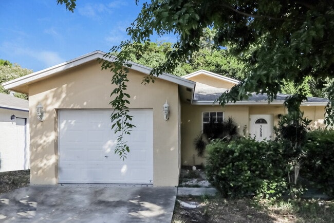 Building Photo - 1558 NW 7th Ln