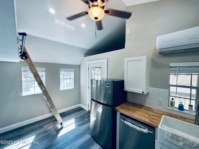 Building Photo - 7285 Sun Ln