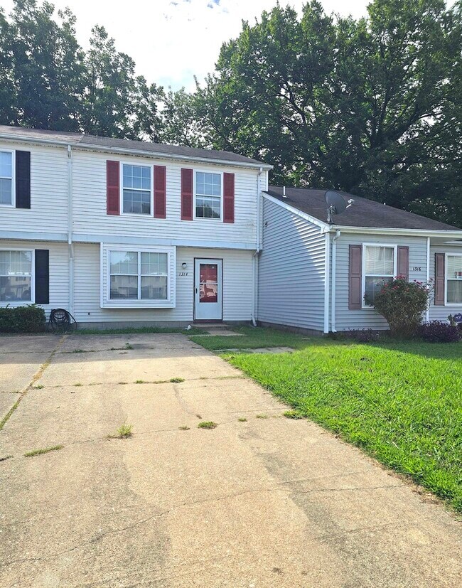Foto del edificio - 3-Bedroom Townhome with Fenced in Yard!