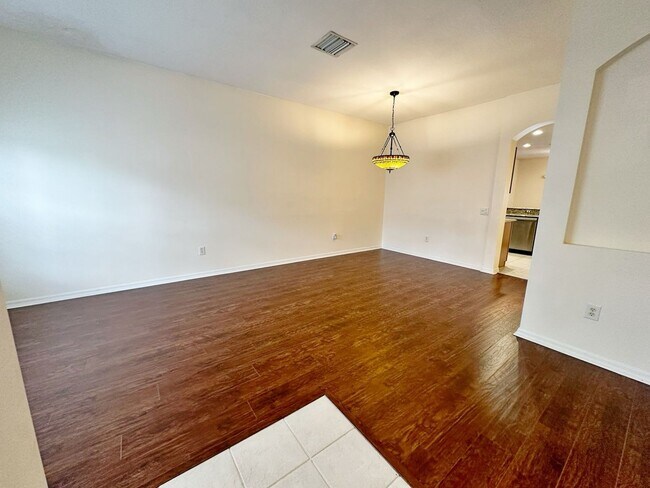 Foto del edificio - This perfect low-maintenance townhome is r...