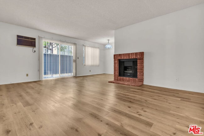 Foto del edificio - 2469 Purdue Ave