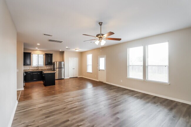 Foto del edificio - 2418 Lawn Crest Dr