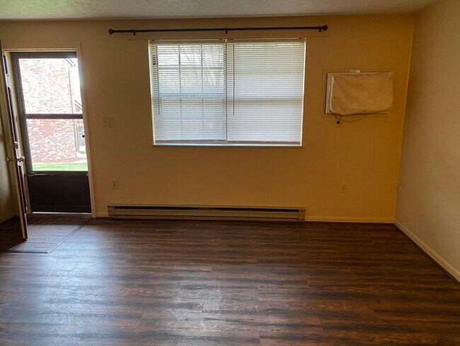 Building Photo - 347 Maple St
