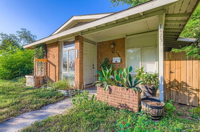 Building Photo - 1423 Westmoor Dr