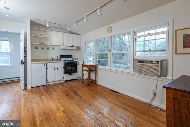 Building Photo - 607 Rosedale Rd