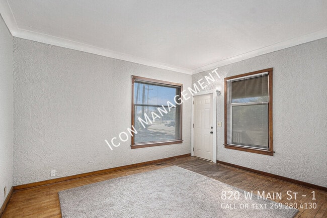 Foto del edificio - 820 W Main St