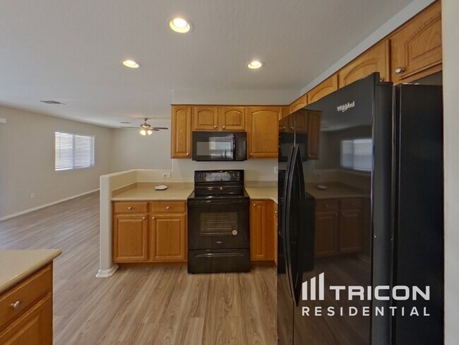 Foto del edificio - 40155 W Thornberry Ln