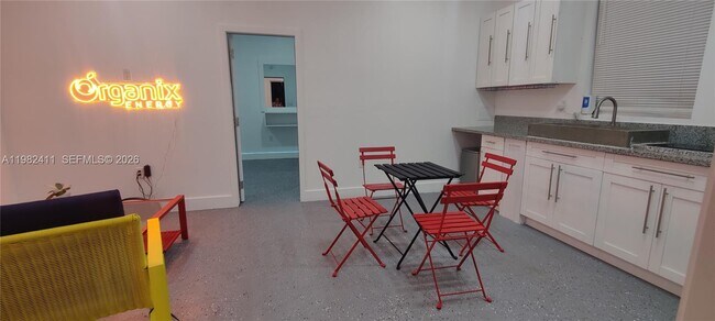 Foto del edificio - 590 NW 131st St