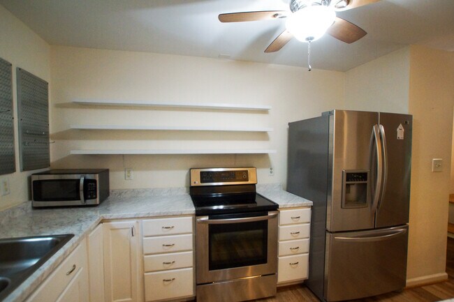 Building Photo - 102 Weatherstone Dr