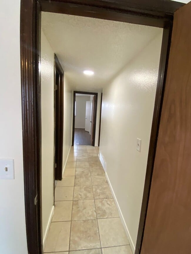 Building Photo - 3 Bed 2.5 bath