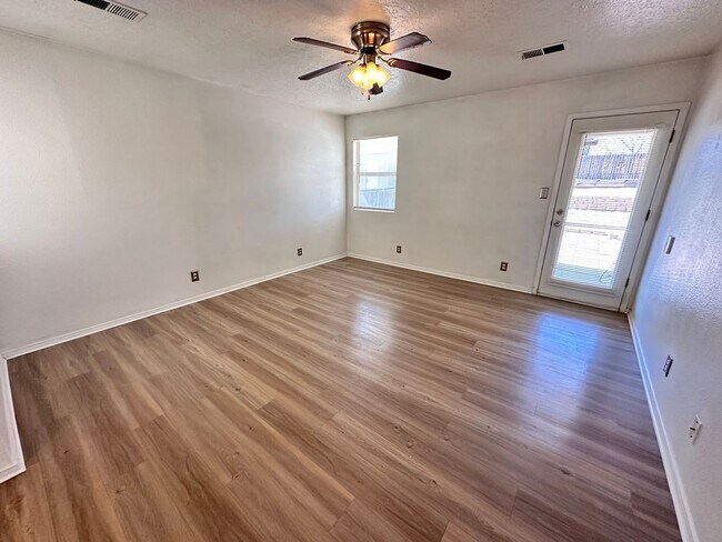 Foto del edificio - 3 Bedroom 2 Bath 2 Car Garage w/ Fenced in Yard